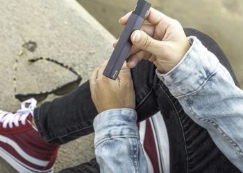 Άτμισμα σε παιδιά και εφήβους: Πώς να το αναγνωρίσουν οι γονείς και γιατί προκαλεί εξάρτηση