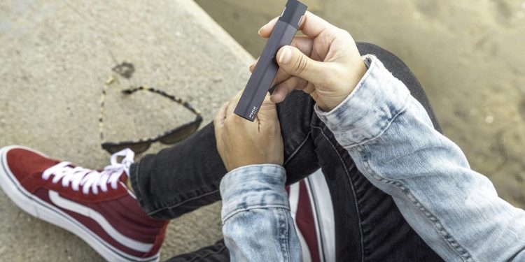 Άτμισμα σε παιδιά και εφήβους: Πώς να το αναγνωρίσουν οι γονείς και γιατί προκαλεί εξάρτηση