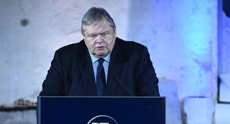 Θριαμβολογεί ο Βενιζέλος για τα μνημόνια που χρεωκόπησαν τη χώρα