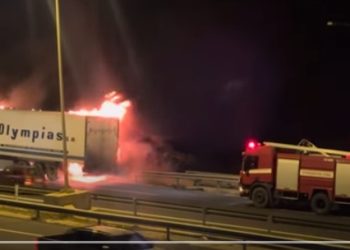 Τρόμος στον ΒΟΑΚ: Νταλίκα-ψυγείο τυλίχτηκε στις φλόγες (βίντεο)