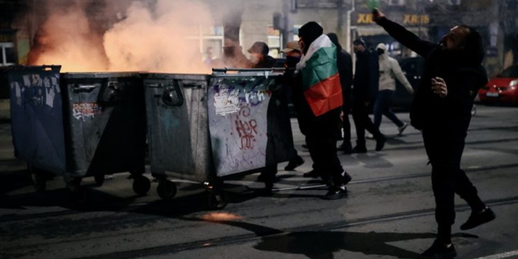 Βουλγαρία: Έπεσε η κυβέρνηση από τις διαδηλώσεις