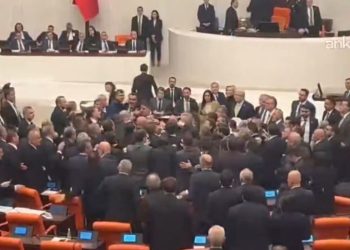 Ξύλο στην τουρκική Βουλή: Καβγάς AKP – CHP για τον προϋπολογισμό (βίντεο)