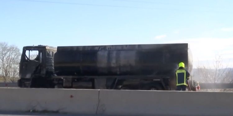 Υπό έλεγχο η φωτιά σε βυτιοφόρο στην Ε.Ο. Θεσσαλονίκης – Σερρών