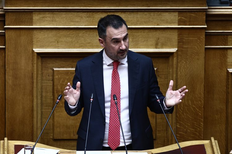 Βήμα, βήμα κι ο Αλέξης Χαρίτσης μεγαλώνει την απόσταση από τον Αλέξη Τσίπρα