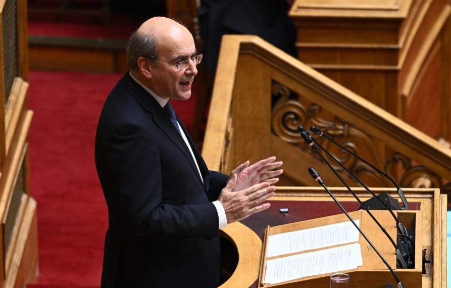 Βουλή – Χατζηδάκης: Τα μέτρα που «έταξε» στους αγρότες με το βλέμμα στα μπλόκα