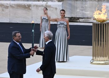 Η Ολυμπιακή Φλόγα παραδόθηκε στους διοργανωτές του «Μιλάνο-Κορτίνα 2026»