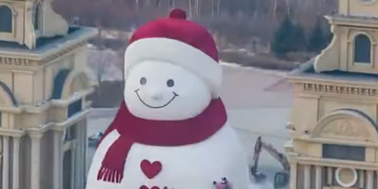 Ο μεγαλύτερος χιονάνθρωπος του κόσμου έχει ύψος όσο μια εξαώροφη πολυκατοικία και φτιάχτηκε στην Κίνα (βίντεο)