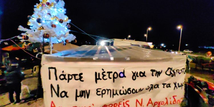 Τα Χριστούγεννα των αγροτών στα μπλόκα – Οι λωρίδες που δόθηκαν στην κυκλοφορία