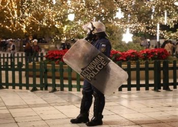 Επίθεση με μολότοφ κατά διμοιρίας ΜΑΤ στα Εξάρχεια