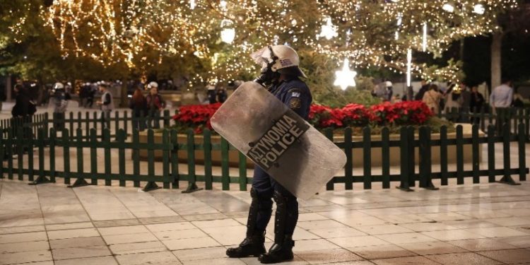 Επίθεση με μολότοφ κατά διμοιρίας ΜΑΤ στα Εξάρχεια