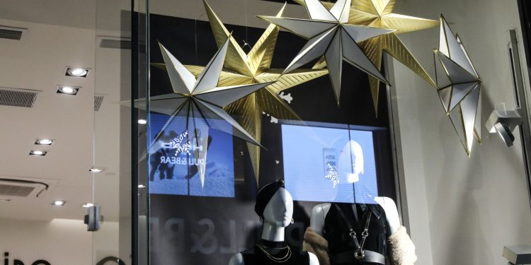 Χριστούγεννα 2025: Την Πέμπτη ξεκινά το εορταστικό ωράριο των καταστημάτων