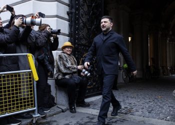 Ο Ζελένσκι ζητά «αξιοπρεπή ειρήνη» ενόψει της συνάντησης με Αμερικανούς και Ευρωπαίους στο Βερολίνο