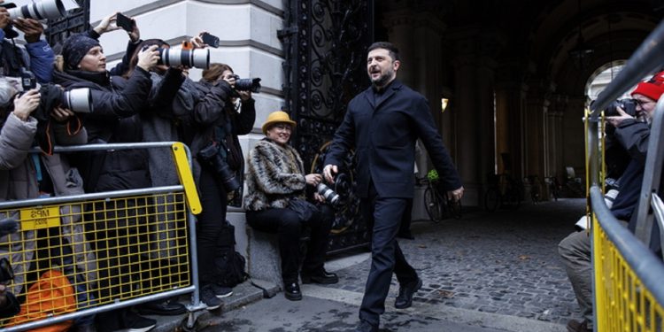 Ο Ζελένσκι ζητά «αξιοπρεπή ειρήνη» ενόψει της συνάντησης με Αμερικανούς και Ευρωπαίους στο Βερολίνο