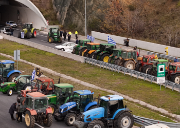 Μπλόκο Νίκαιας: Σκληραίνουν τη στάση τους οι αγρότες – Τι αποφάσισαν στη σύσκεψη (βίντεο)