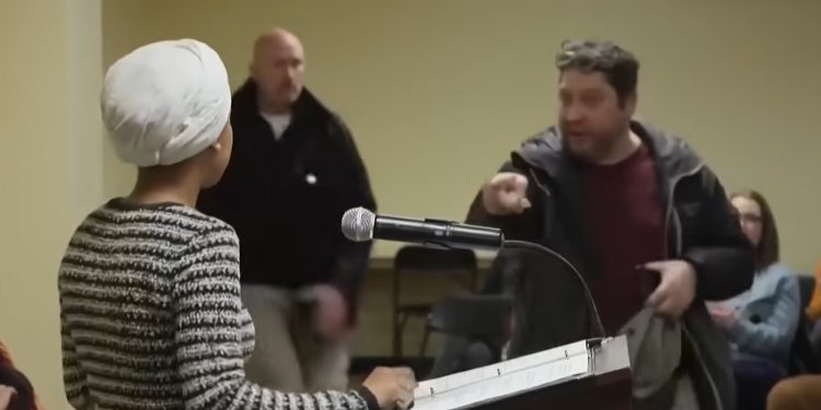 Μινεάπολη: Η βουλεύτρια των Δημοκρατικών Ιλχάν Ομάρ δέχτηκε επίθεση (βίντεο)