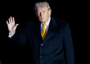 Ο Τραμπ απειλεί ξανά ότι θα χτυπήσει το Ιράν