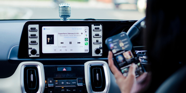 Οι ασφαλιστικές θα ελέγχουν αν οδηγούμε με τα κινητά ανοιχτά