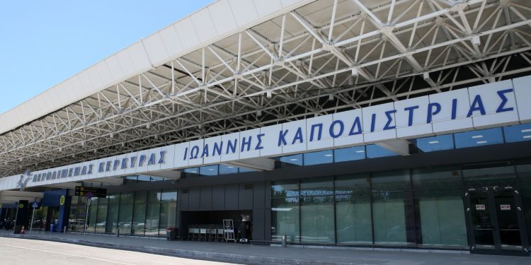 Κλείνουν προσωρινά τα αεροδρόμια σε Κέρκυρα και Σαντορίνη