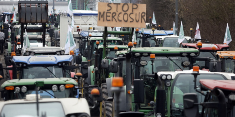 Στρασβούργο: Χιλιάδες αγρότες κατά της Mercosur (βίντεο)