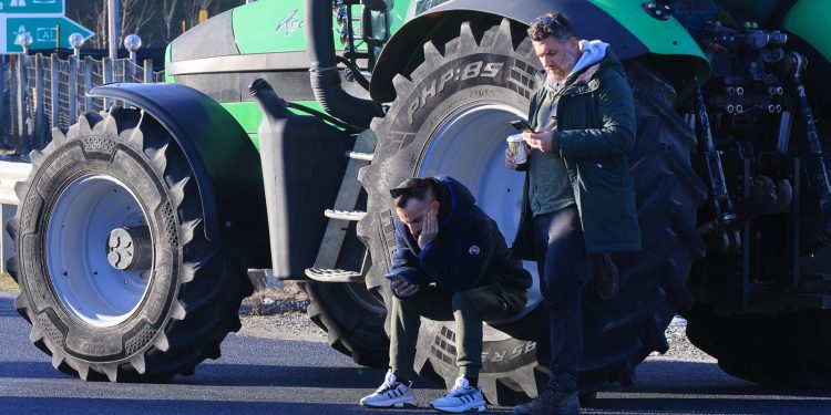 Αποφασίζουν για τα μπλόκα οι αγρότες: «Στο τραπέζι το συλλαλητήριο στην Αθήνα, ξέρουμε να ακούμε την κοινωνία» (Βίντεο)