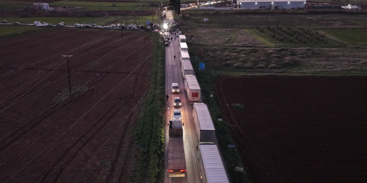 Οι αγρότες σβήνουν τις μηχανές των τρακτέρ μέχρι την ερχόμενη Τρίτη