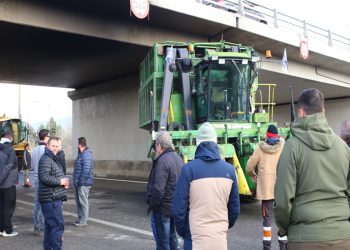 Αγρότες: Μπλόκα «τέλος» 55 ημέρες μετά – «Παρέλαση» τρακτέρ στη Λάρισα