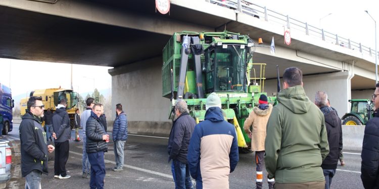 Αγρότες: Μπλόκα «τέλος» 55 ημέρες μετά – «Παρέλαση» τρακτέρ στη Λάρισα
