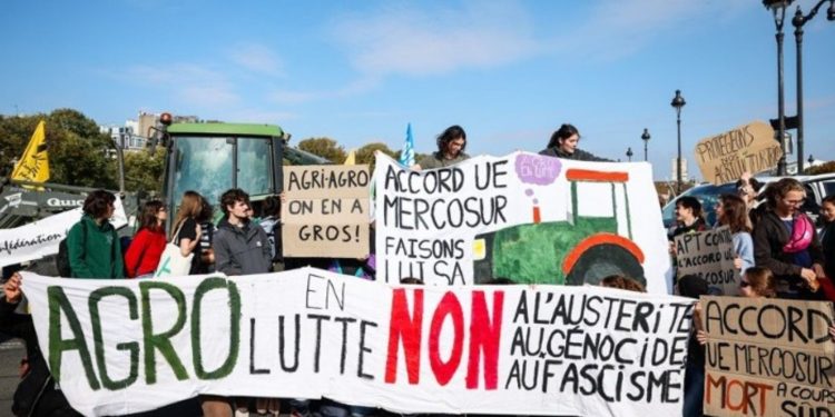 Διαδηλώνουν στον Πύργο του Άιφελ οι αγρότες στην Γαλλία