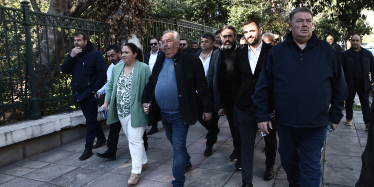 Στο Μαξίμου η μειοψηφία των αγροτών – Σε εξέλιξη η συνάντηση με τον πρωθυπουργό (βίντεο – φωτό)