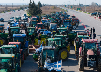 Κλιμακώνουν οι αγρότες: Νέα μπλόκα σε εθνικές οδούς, παραδρόμους και τελωνεία (βίντεο)