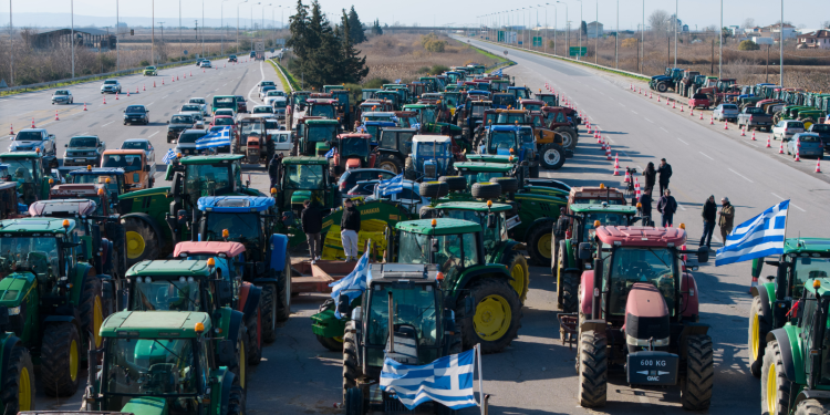 Κλιμακώνουν οι αγρότες: Νέα μπλόκα σε εθνικές οδούς, παραδρόμους και τελωνεία (βίντεο)