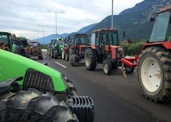 Σταδιακό άνοιγμα δρόμων από τους αγρότες: Σε ποια σημεία άνοιξαν και πού συνεχίζονται οι αποκλεισμοί