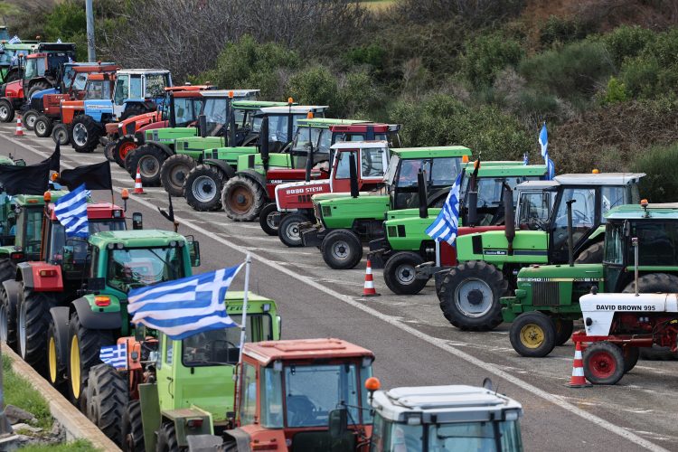 Κυβερνητική προσπάθεια διάσπασης των αγροτικών κινητοποιήσεων με όχημα τους «πρόθυμους»