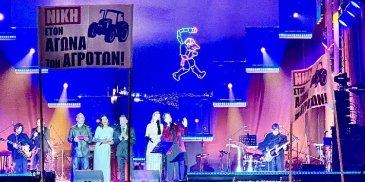 Πανό υπέρ των αγροτικών μπλόκων στην αλλαγή του χρόνου στο Σύνταγμα (βίντεο)