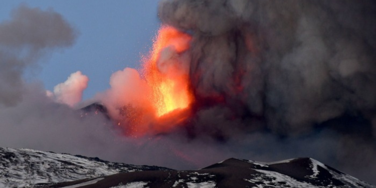 Η Αίτνα «ξαναξύπνησε»: Σε εξέλιξη νέα έκρηξη – Δείτε εντυπωσιακές εικόνες