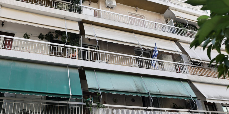 Οι νέες αυξήσεις στα ακίνητα εγκλωβίζουν τους νέους στο πατρικό