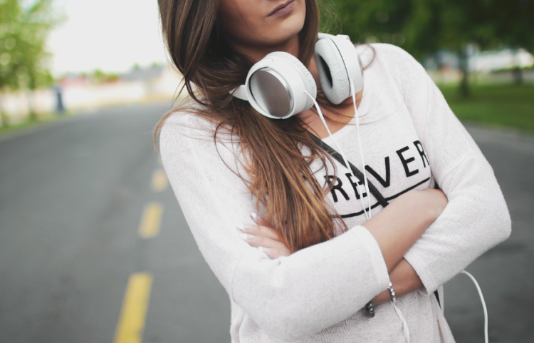 Ακουστικά: Οι κρυφοί κίνδυνοι από την παρατεταμένη χρήση τους