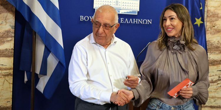 Στη δημοσιογράφο του nonpapers.gr Αλεξάνδρα Ντούσκα το φλουρί της βασιλόπιτας των κοινοβουλευτικών συντακτών