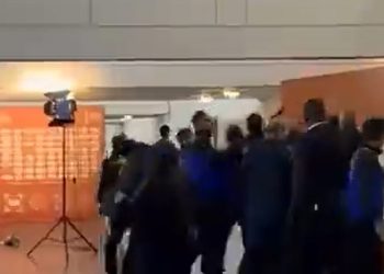 Ένταση μετά το Αλγερία – Νιγηρία: Παίκτες κυνήγησαν τον διαιτητή (βίντεο)