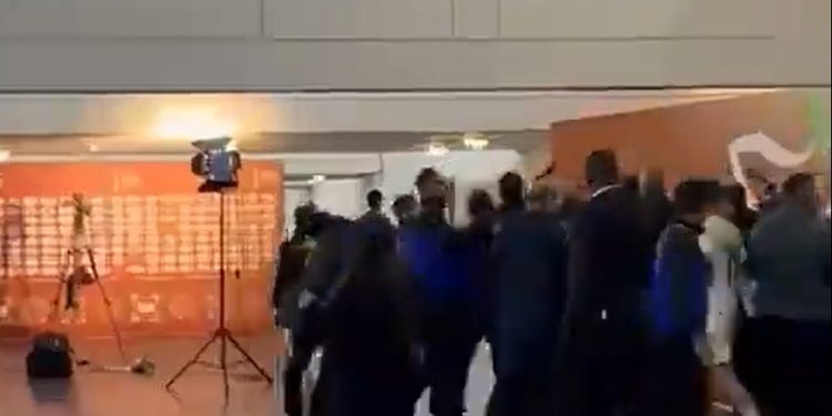 Ένταση μετά το Αλγερία – Νιγηρία: Παίκτες κυνήγησαν τον διαιτητή (βίντεο)