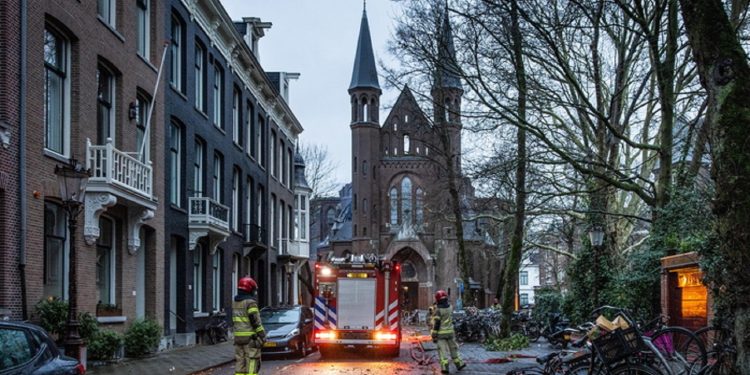 Μεγάλη φωτιά κατέστρεψε ναό του 19ου αιώνα στο Άμστερνταμ