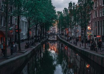 Το Άμστερνταμ βάζει «φρένο» στα υπερμεγέθη e-bikes στο κέντρο της πόλης