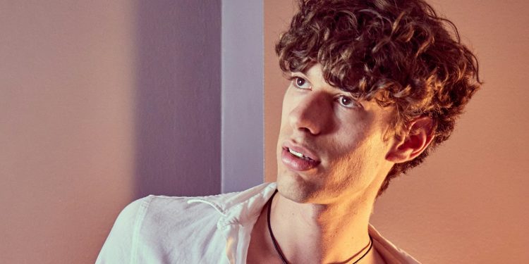 Δεν είναι οι μύες το μυστικό: Τι αποκαλύπτει η επιστήμη για την ανδρική γοητεία