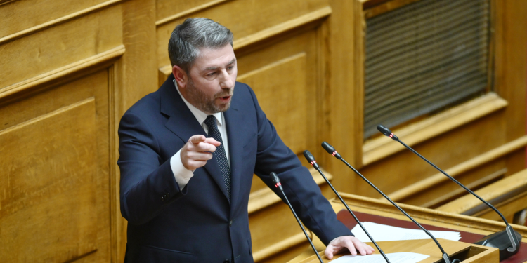 Με μεταγραφές βουλευτών επιχειρεί ο Ανδρουλάκης να ξεκολλήσει τη βελόνα!