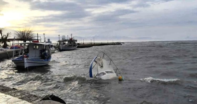 «Πήραν και σήκωσαν» τη Δυτική Ελλάδα οι άνεμοι – Ριπές στα 130 χλμ/ώρα στην Πάτρα (βίντεο)