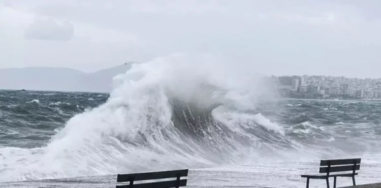 Στο έλεος των ανέμων: Σήκωσαν από πύργο ναυαγοσώστη έως ιστιοπλοΐκό! (βίντεο)