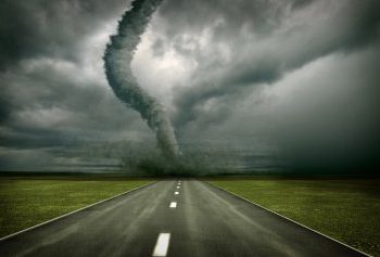 Ηλεία: Ανεμοστρόβιλος «πήρε και σήκωσε» ΙΧ εν κινήσει! (βίντεο)