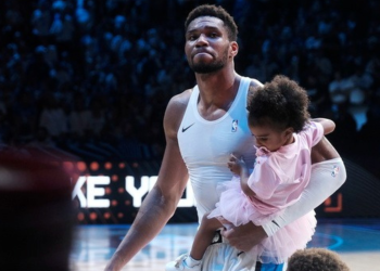 Γιάννης Αντετοκούνμπο: «Μένω στους Μπακς, αλλά στο NBA τίποτα δεν είναι δεδομένο»