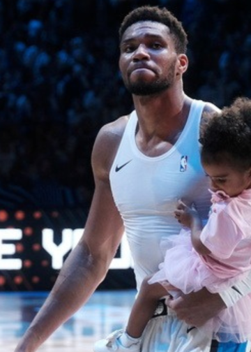 Γιάννης Αντετοκούνμπο: «Μένω στους Μπακς, αλλά στο NBA τίποτα δεν είναι δεδομένο»