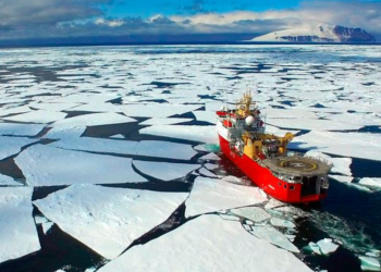 Κρουαζιερόπλοιο εγκλωβίστηκε στους πάγους της Ανταρκτικής – Σοκαριστικό βίντεο